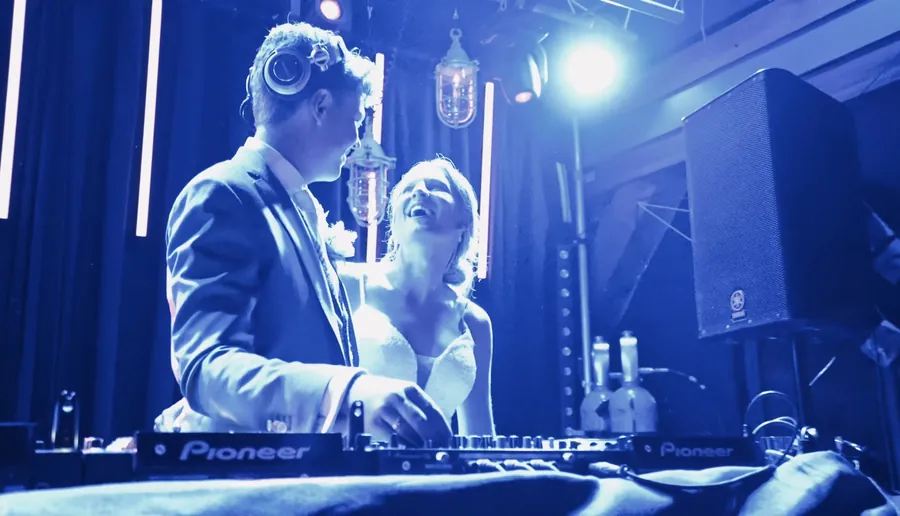 DJ BØB draait op een bruiloft, met het bruidspaar naast de DJ-booth